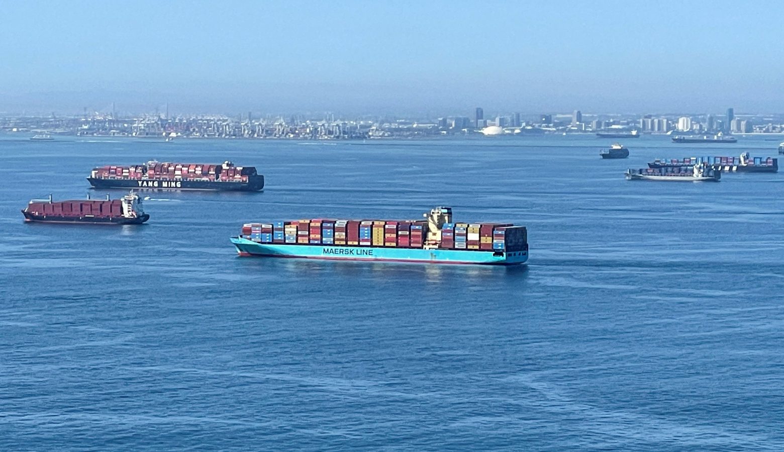 «Μποτιλιάρισμα» πλοίων στο λιμάνι του Λος Αντζελες – «Καθηλωμένα» 500.000 εμπορευματοκιβώτια