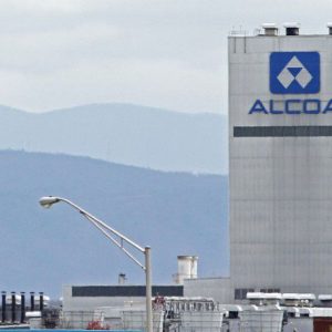 Alcoa: Βγάζει προς πώληση 10 εργοστάσια