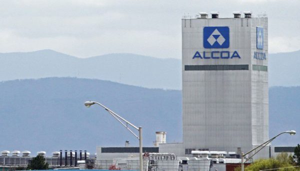 Alcoa: Βγάζει προς πώληση 10 εργοστάσια