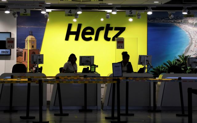 Hertz: Εγκαταλείπει τα ηλεκτρικά για βενζινοκίνητα οχήματα