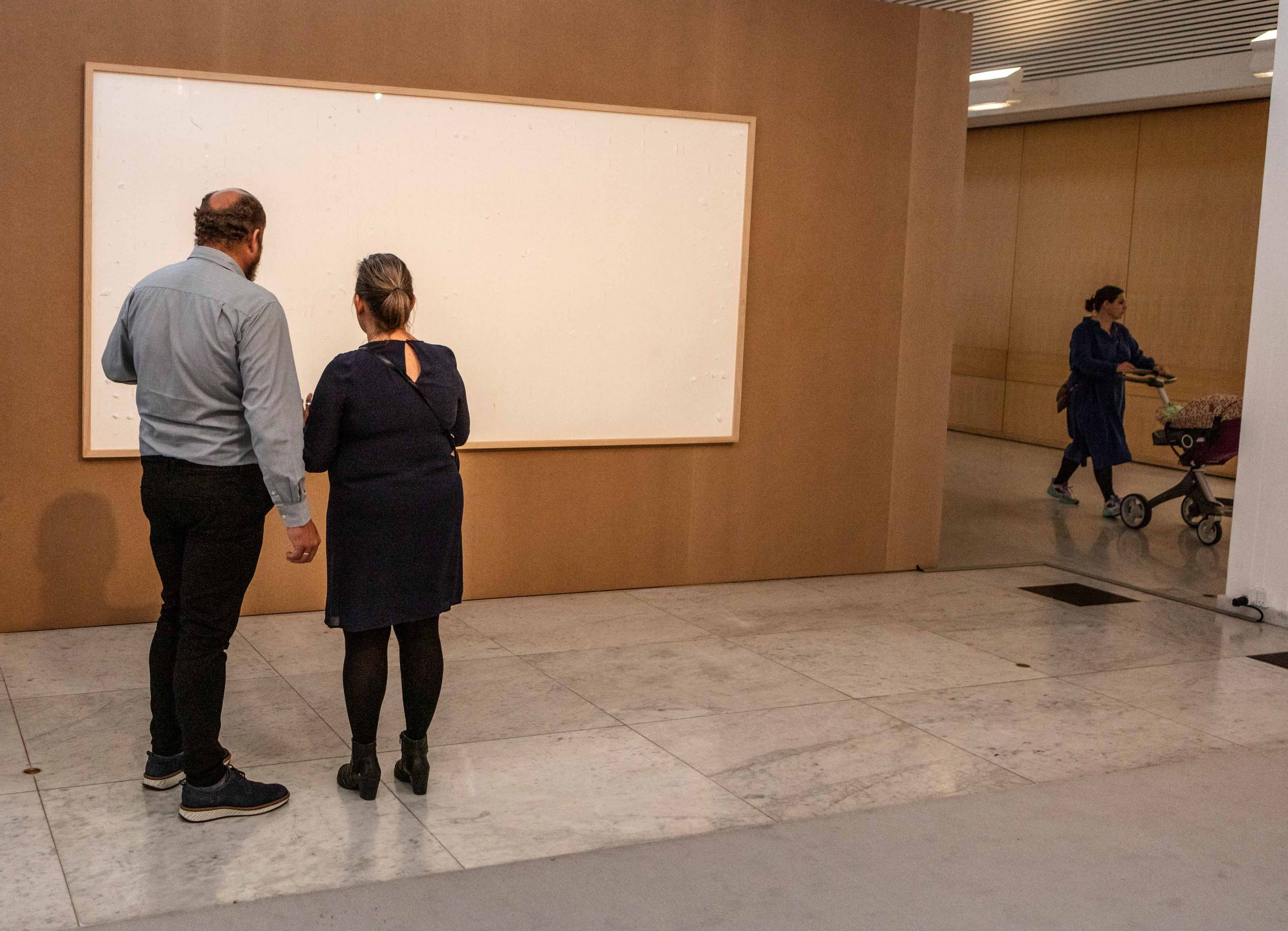 Kαλλιτέχνης παίρνει 84.000 δολ. από μουσείο για να φτιάξει πίνακες και επιστρέφει με λευκούς καμβάδες με τίτλο «Αρπαξε τα λεφτά και τρέχα»