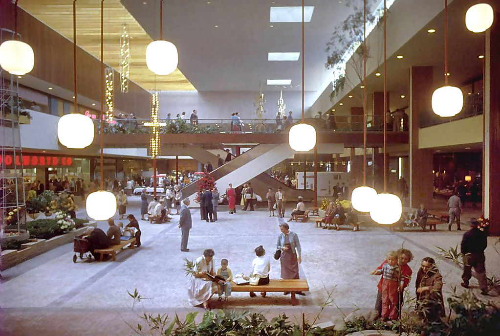 Σαν σήμερα το 1956 ανοίγει το πρώτο Mall σε προάστιο της Μινεάπολης