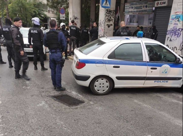 Επεισόδιο στο κέντρο Αθήνας – Αστυνομικά πυρά προς όχημα που έπεσε σε μηχανές ΔΙ.ΑΣ [Video]