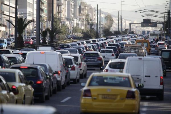 Αποκαταστάθηκε η κυκλοφορία στον Κηφισό, που είχε διακοπεί λόγω διαρροής πετρελαίου