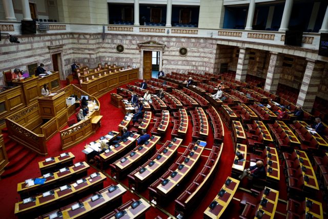 Live η συζήτηση στη Βουλή για την ελληνογαλλική συμφωνία