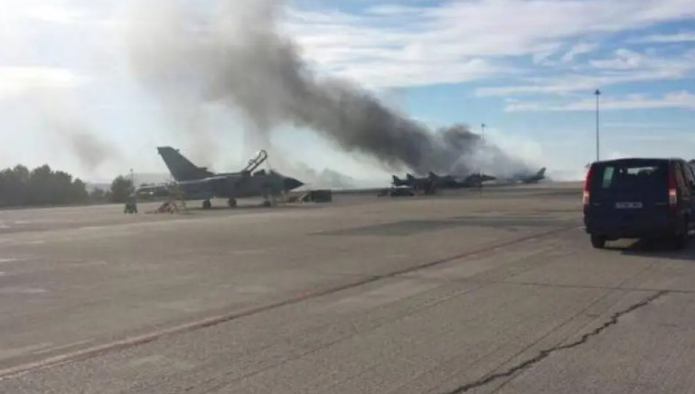 Φωτιά έξω από το αεροδρόμιο Αράξου – Ανησυχία για την αποθήκη πυρομαχικών
