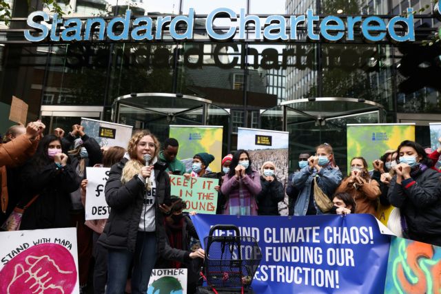 COP26 – Διαδηλώσεις κατά των τραπεζών να «κόψουν» τη χρηματοδότηση σε ρυπογόνες επενδύσεις