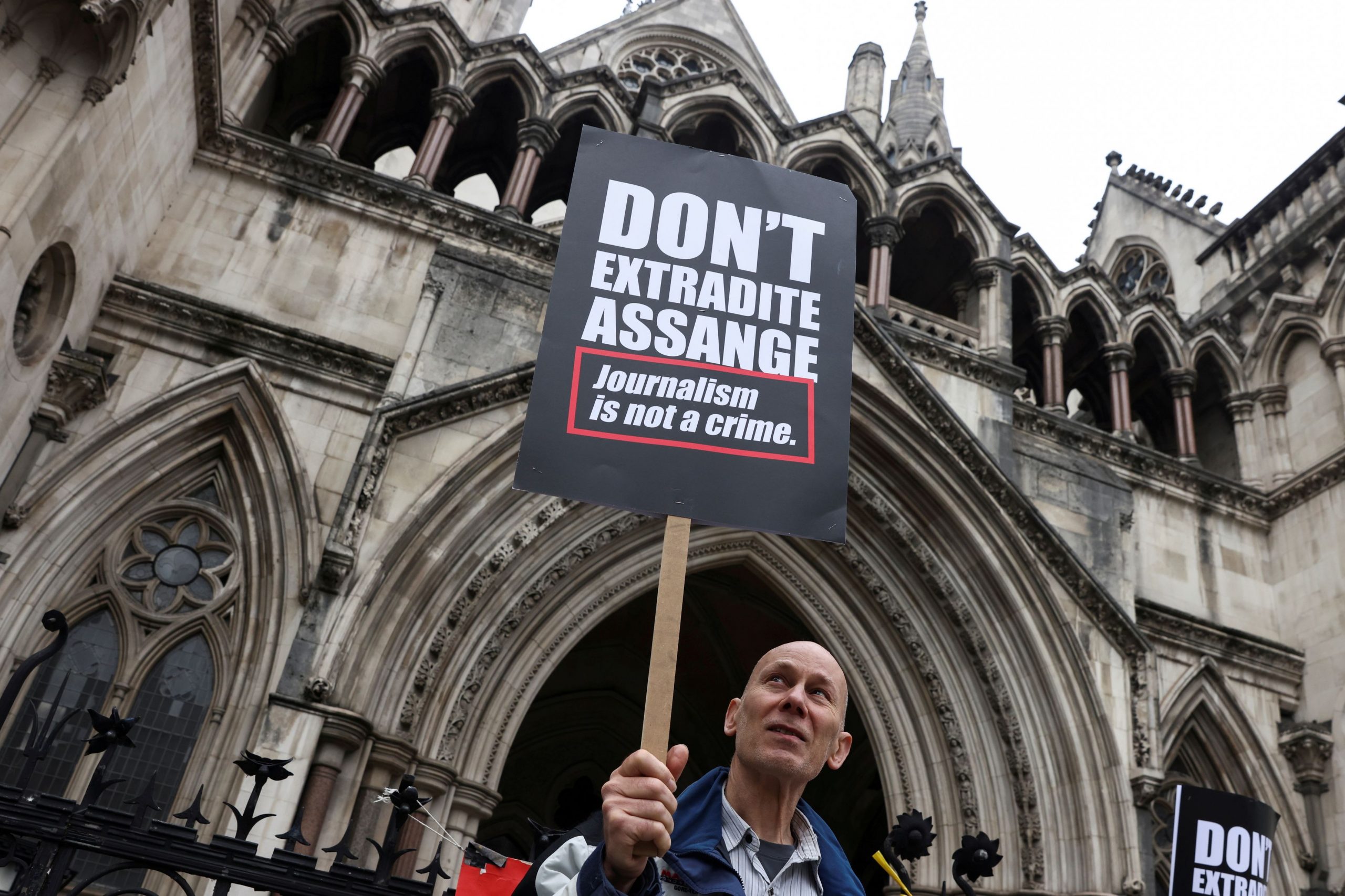 Βρετανία – Εκδικάζεται η έφεση των ΗΠΑ για την έκδοση του Τζούλιαν Ασάνζ