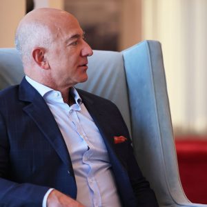 Εξαγορά-μαμούθ: Ο Μπέζος αποκτά το 30% της Λίβερπουλ