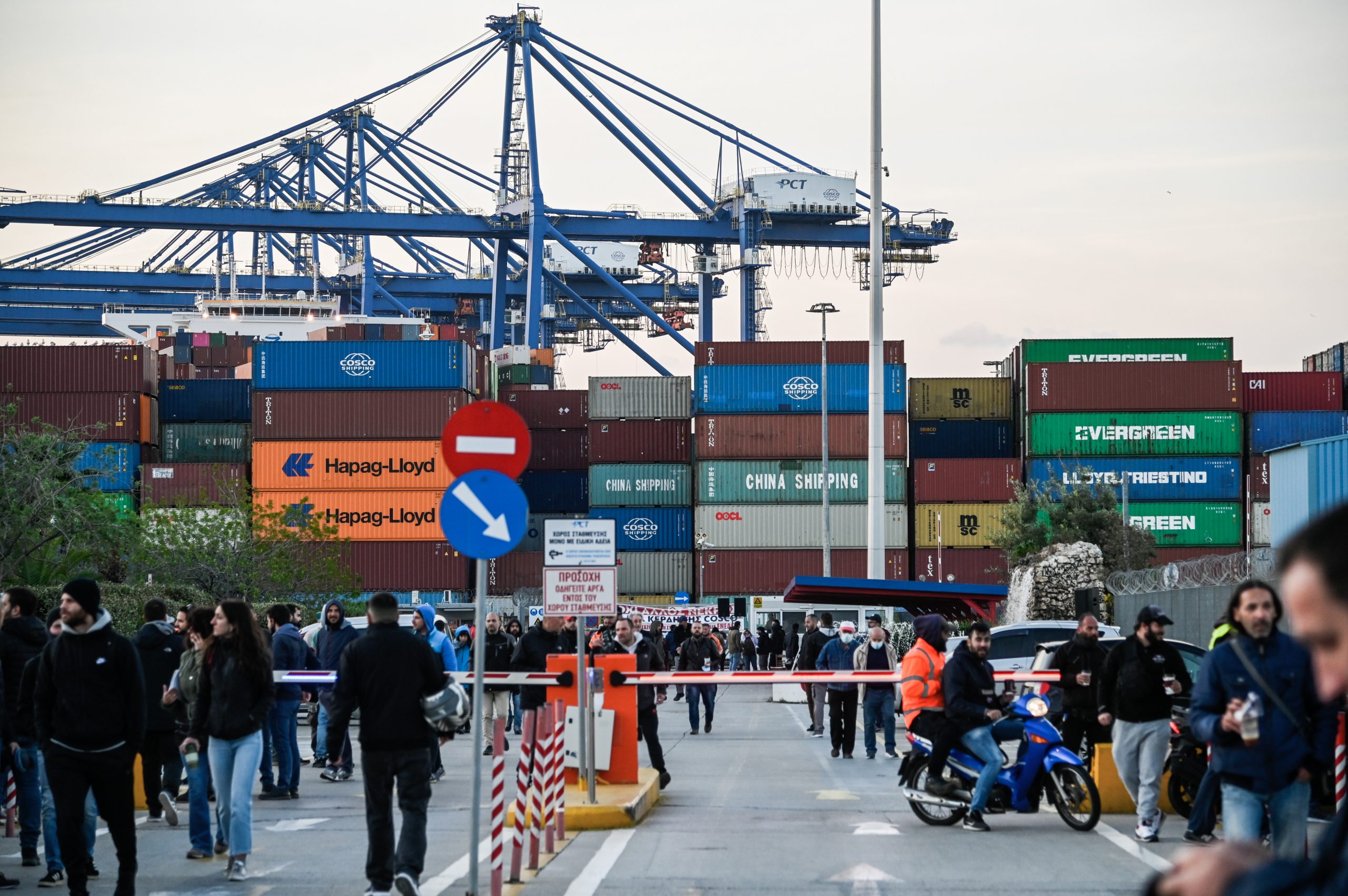 Λιμάνι Πειραιά – Αναστολή της απεργίας αποφάσισαν οι εργαζόμενοι στην Cosco