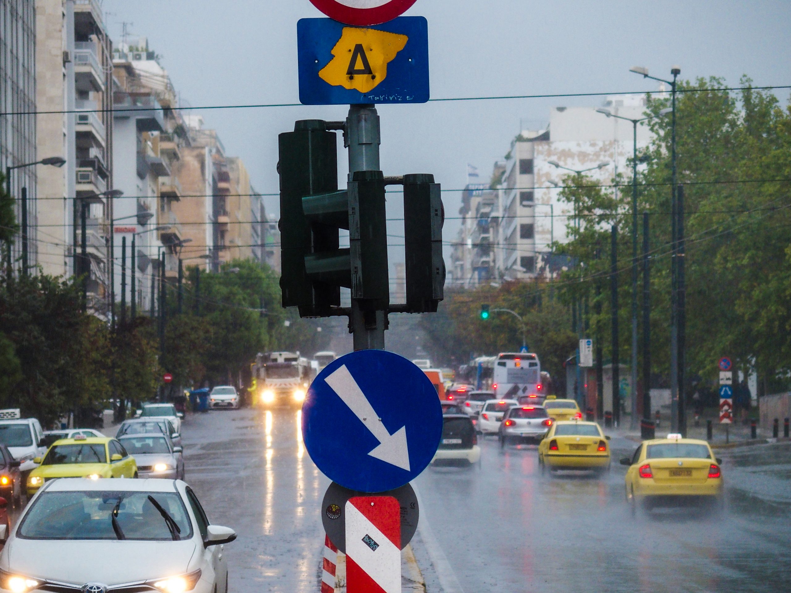 Καθαρός Δακτύλιος – Όλες οι εξαιρέσεις – Μείωση κατά 50% στις άδειες για βουλευτές και κόμματα