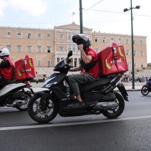 ΟΜΕΔ: Εν αναμονή του πορίσματος για τη συλλογική σύμβαση εργασίας των διανομέων της efood