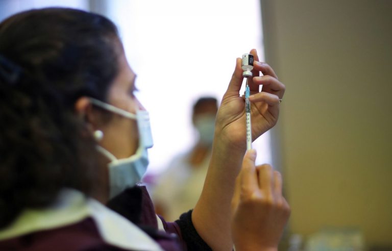 Έρευνα – Οι πλήρως εμβολιασμένοι έχουν πολύ μικρότερες πιθανότητες να μεταδώσουν τον κορωνοϊό