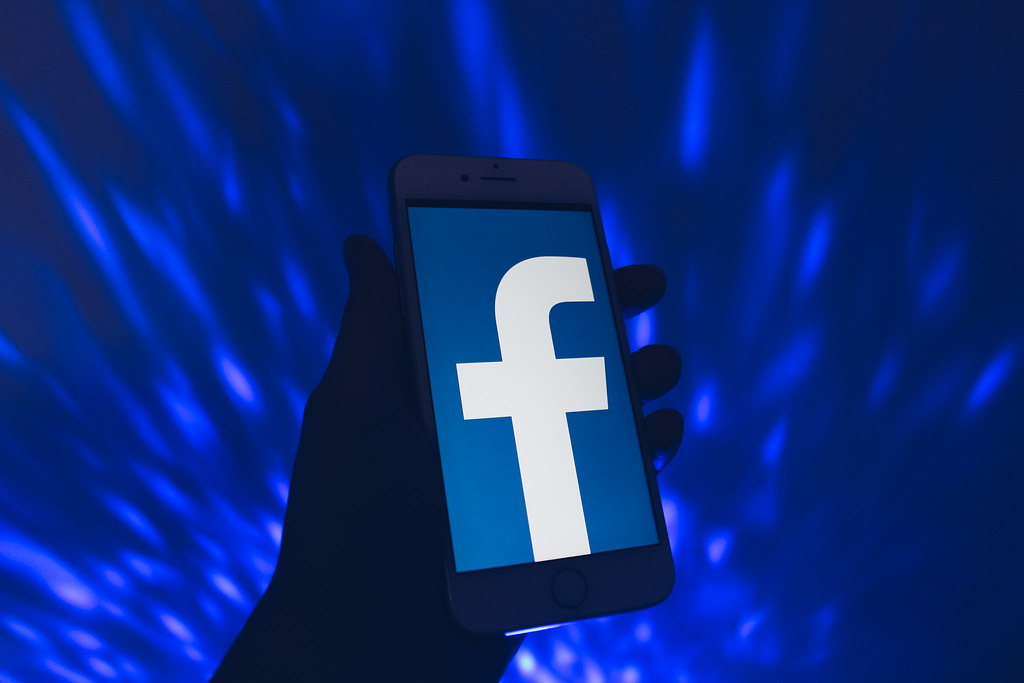 Facebook – «Πληροφοριοδότης» καταγγέλλει ότι επιλέγει τα κέρδη έναντι της δημόσιας ασφάλειας