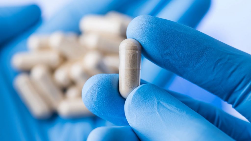 Κορωνοϊός – Επείγουσα έγκριση για το πρώτο αντι-ιικό χάπι ζητά η Merck
