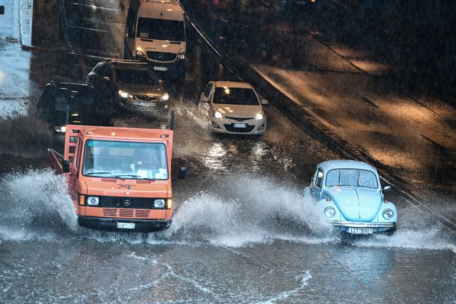 Greater Athens braces for another day of torrential rains; public sector in greater Athens closed on Fri.