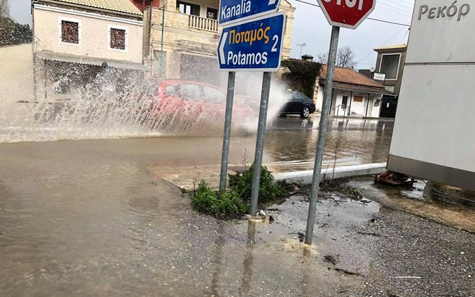 Κακοκαιρία – Η «Αθηνά» πλήττει το Ιόνιο – Πλημμυρισμένοι δρόμοι, κλειστά σχολεία, διακοπές ρεύματος