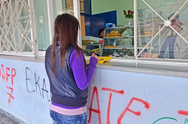 Τιμές στα κυλικεία σχολείων – Πόσο κοστίζουν σάντουιτς, τυρόπιτες και χυμοί