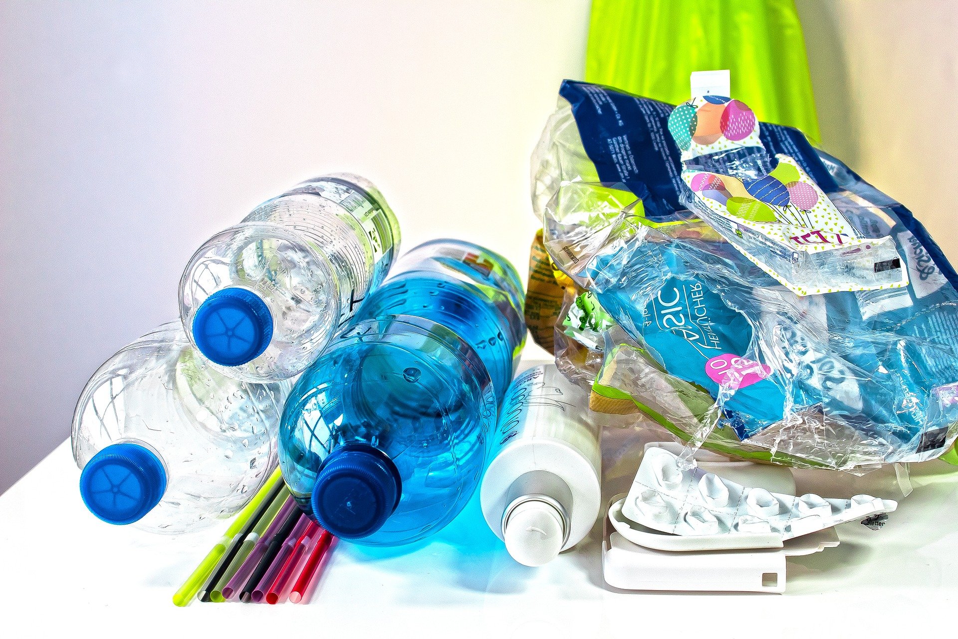 Πλαστικά: Στα… σκουπίδια 127 εκατ. ευρώ τον χρόνο