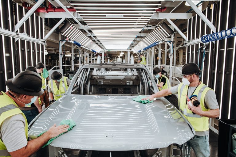 Amazon – Αποκάλυψε ότι κατέχει το 20% της Rivian που κατασκευάζει ηλεκτρικά οχήματα