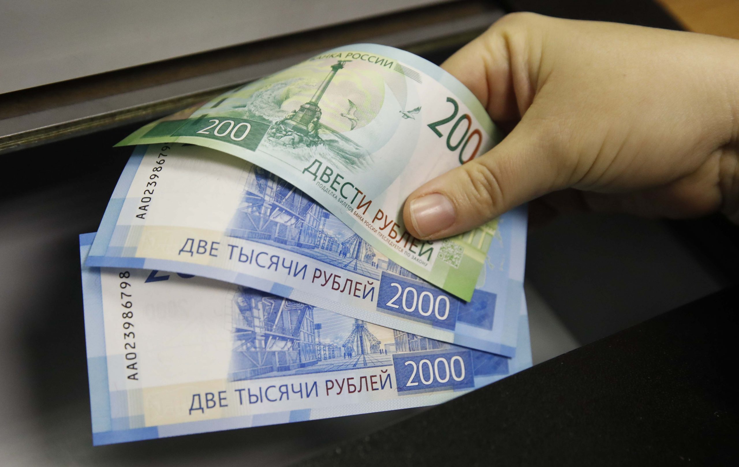 Ρωσία: Βουτιά για το ρούβλι – Σήμα για μείωση των επιτοκίων από την κεντρική τράπεζα