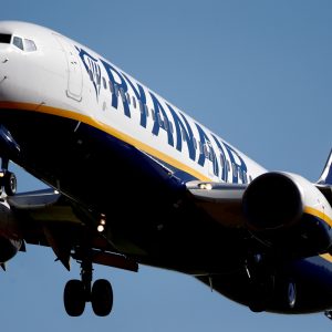 Ryanair: Έρευνα για χρεώσεις στους γονείς που κάθονται με τα παιδιά τους
