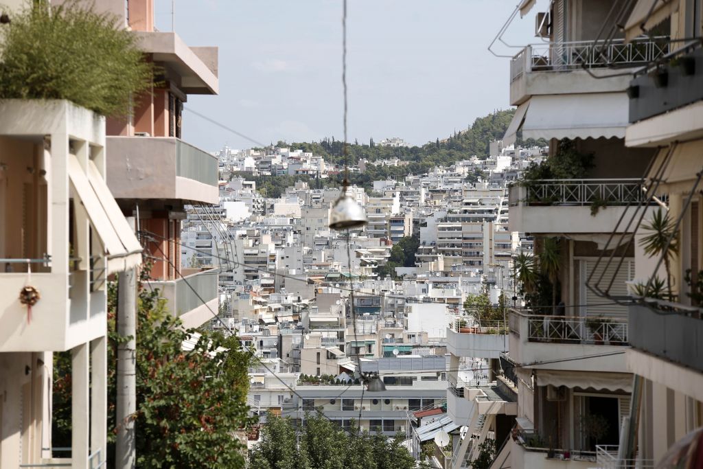 Ακίνητα – Πόσα χρόνια πρέπει να δουλέψει ο μέσος Έλληνας για να αγοράσει ένα δυάρι