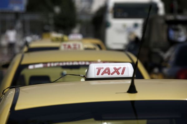 Υπ. Οικονομικών: «Άνοιξαν» οι αιτήσεις για την επιδότηση 200 ευρώ σε ταξί