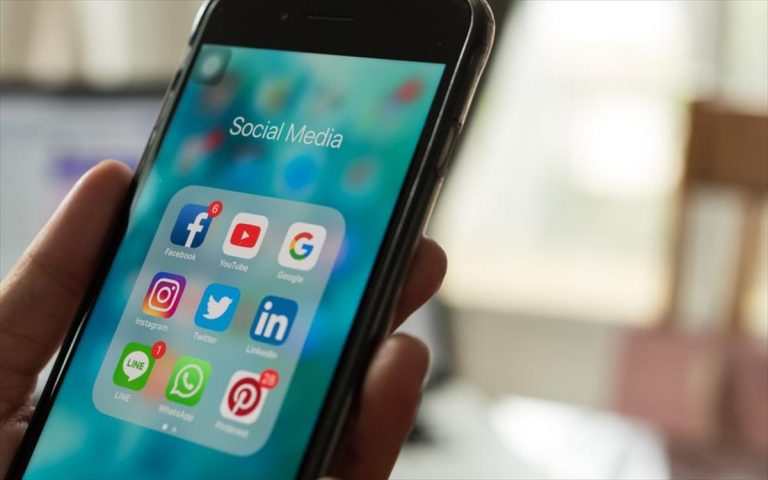 Social media: Πόσο χρόνο αφιερώσαμε στα μέσα κοινωνικής δικτύωσης το 2022 [Λίστα]