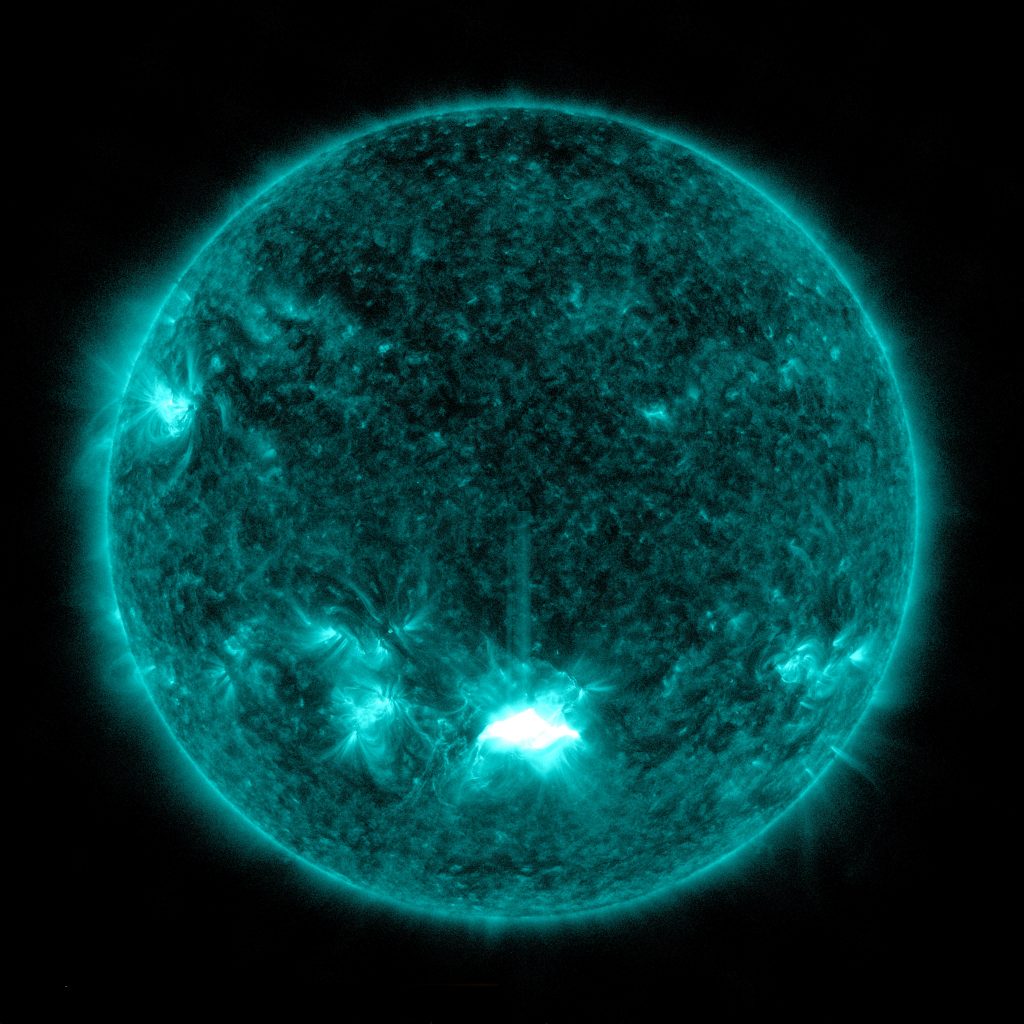 NASA – Ο Ήλιος εκτόξευσε μια ισχυρή ηλιακή έκλαμψη που θα φθάσει σύντομα στη Γη