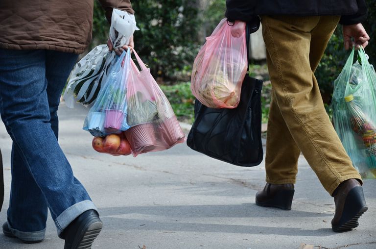 Πλαστική σακούλα: Πάνω από 50 εκατ. ευρώ τα έσοδα την εξαετία 2018-2023