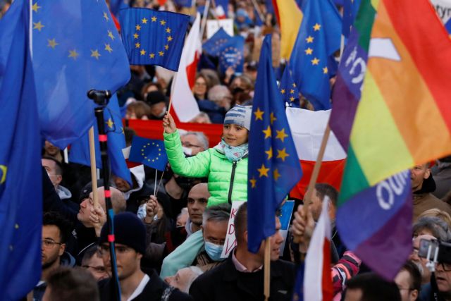 Χιλιάδες Πολωνοί στους δρόμους διαδήλωσαν υπέρ της ΕΕ