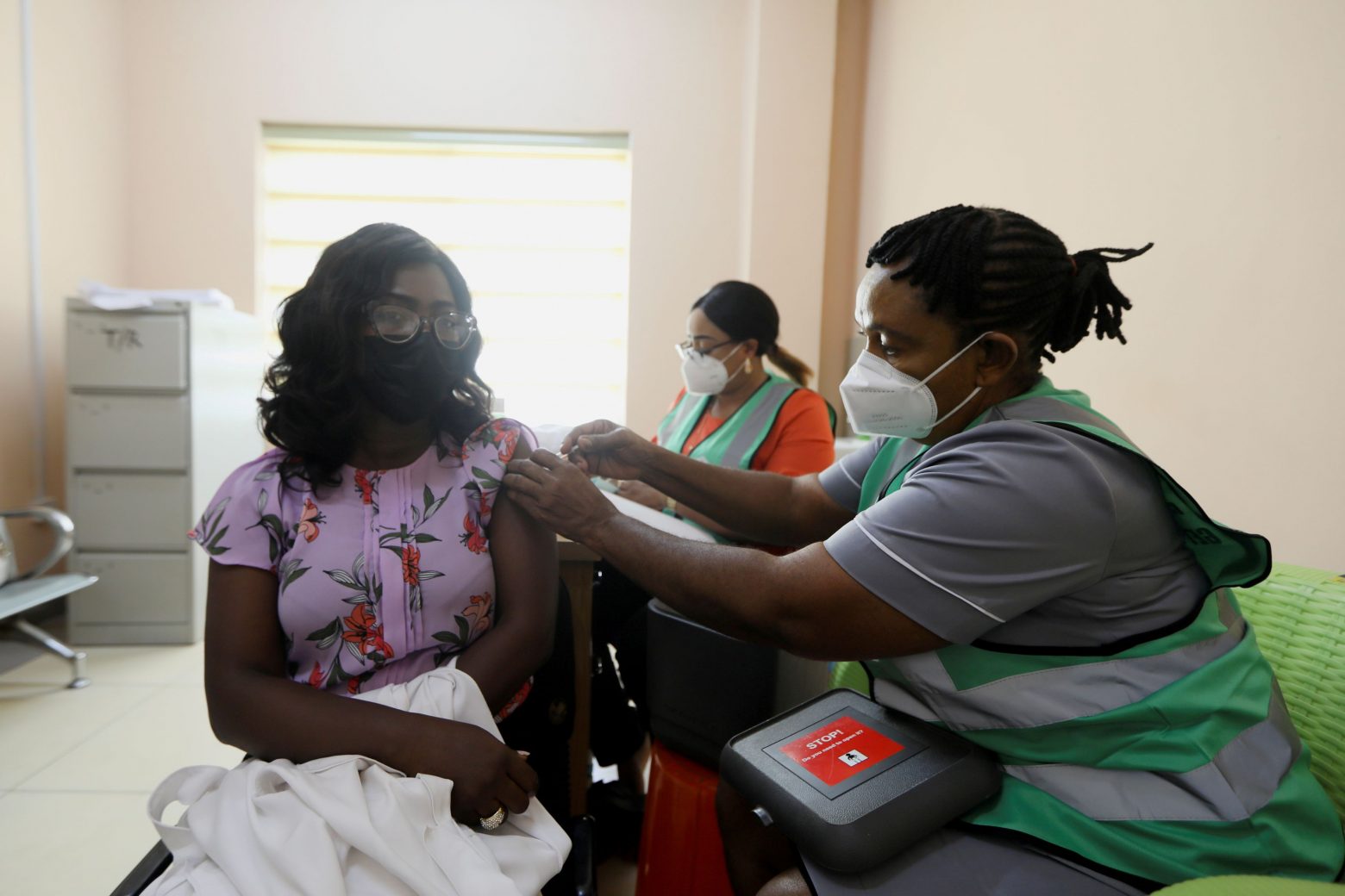 Πατέντες εμβολίων – Σωματεία νοσηλευτών από όλο τον κόσμο κατηγορούν τη Δύση για «αμέτρητες χαμένες ζωές»