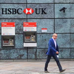 HSBC: Οι επενδυτές εμπιστεύονται ακόμη τους συμβούλους αντί για την AI