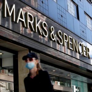 Marks & Spencer: Παραμένουν τα προβλήματα από την κυβερνοεπίθεση – Καλούν τους πελάτες να επισκεφτούν τα καταστήματα