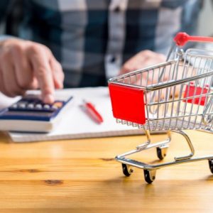 Ακρίβεια: 8μηνο πρέσινγκ στις επιχειρήσεις για τις αυξήσεις – Στη Βουλή η τροπολογία Σκρέκα