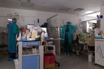 Κορωνοϊός – Στη μέγγενη του ιού τα νοσοκομεία – Αρχίζουν οι διαδικασίες επιστράτευσης ιδιωτών γιατρών