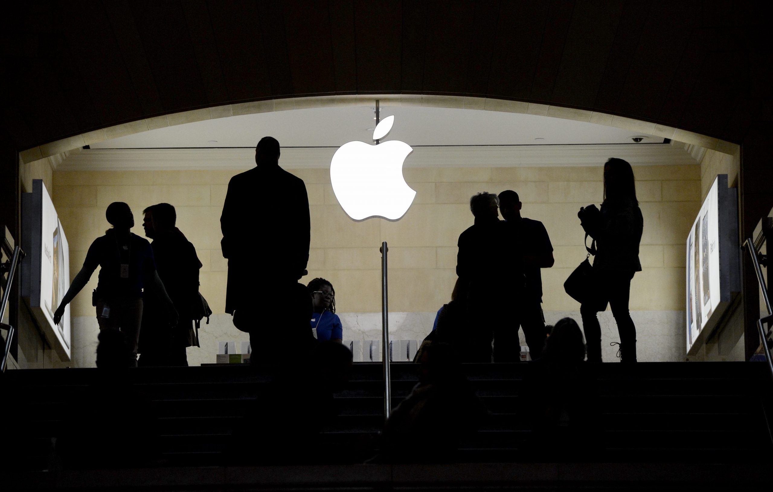 Apple: Διακοπή συνεργασίας με 12 προμηθευτές «ματωμένων ορυκτών»