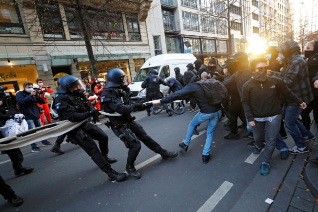 Βρυξέλλες – Σκηνές χάους κατά τη διάρκεια της διαδήλωσης κατά των υγειονομικών μέτρων
