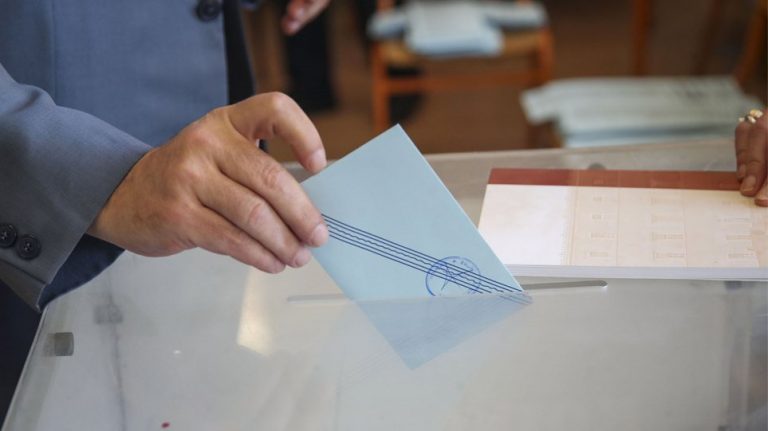 Opinion poll: ND ahead of SYRIZA by 8.5% points