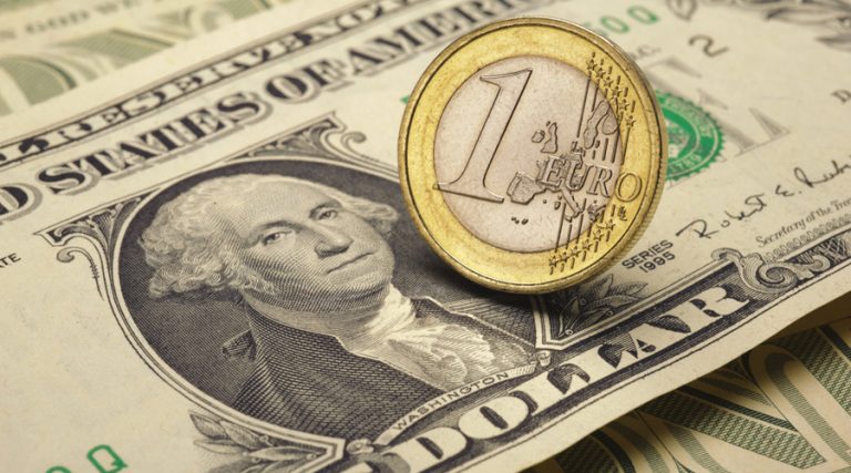 Η υποχώρηση του ευρώ έναντι του δολαρίου αντανακλά το ισχυρό πλήγμα από τον πόλεμο της Ουκρανίας