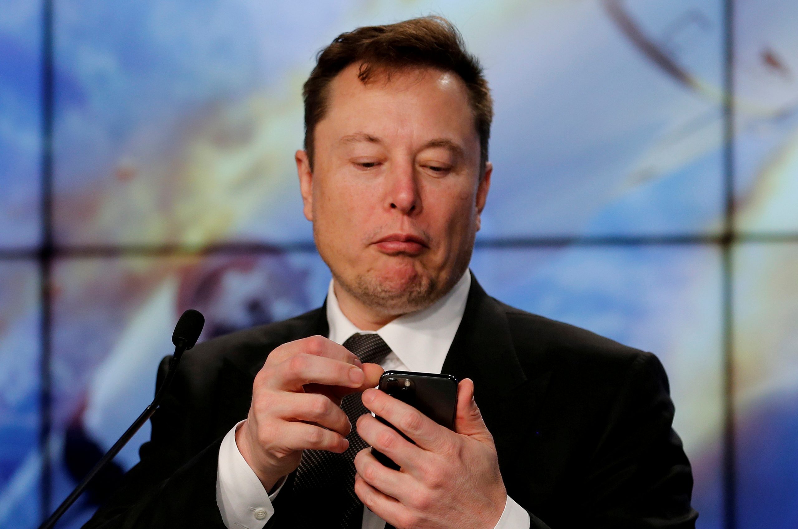 Μασκ – Πουλάει περισσότερες μετοχές Tesla από όσες χρειάζεται για να πληρώσει φόρους