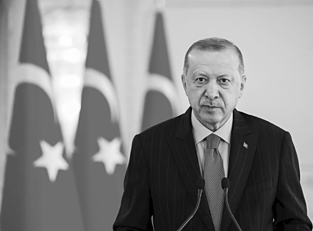 Τουρκία – Ο Ερντογάν αποκτά πλήρη έλεγχο της οικονομικής πολιτικής και επιμένει στα χαμηλά επιτόκια