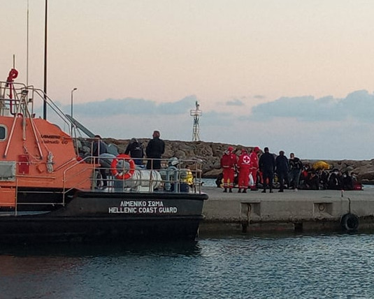 Κρήτη – Ένας νεκρός κι ένας τραυματίας – Διασώθηκαν 67 μετανάστες