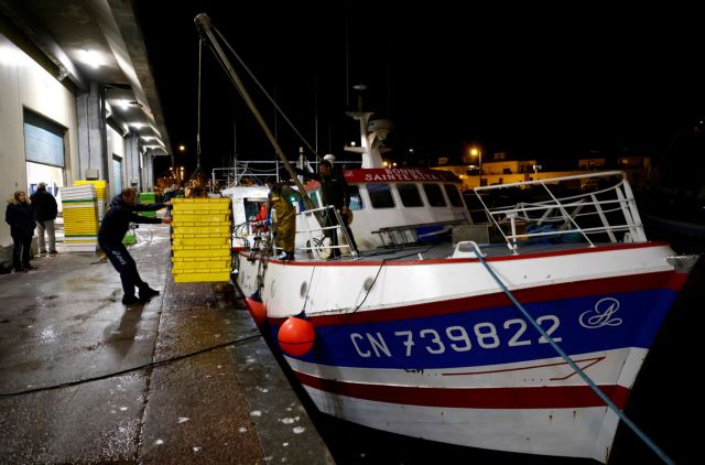Μάγχη – Μαίνεται ο «γαλλοβρετανικός πόλεμος» για τα δικαιώματα αλιείας