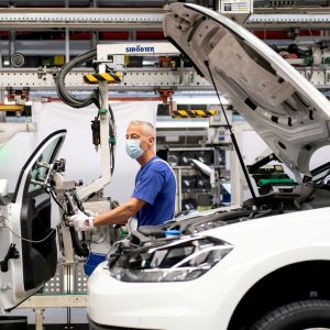 Αυτοκινητοβιομηχανίες: Mercedes και Stellantis δυσκολεύονται να ανακάμψουν, παρά τις περικοπές δαπανών και τα νέα μοντέλα.