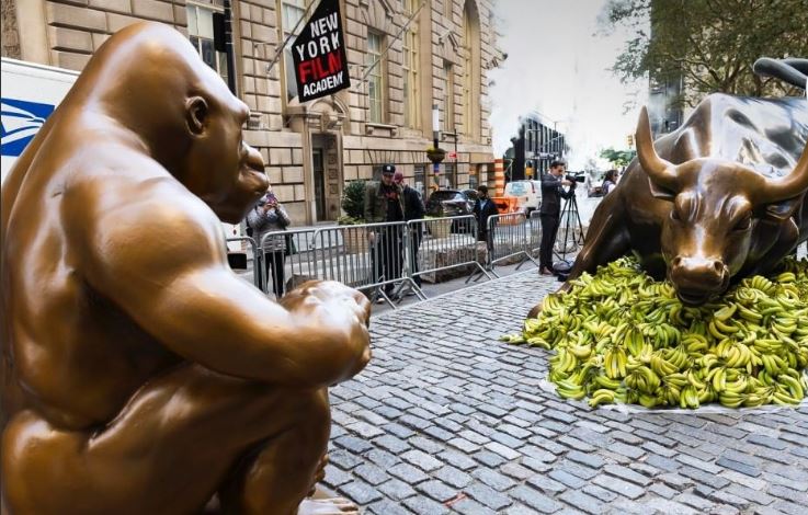 Γορίλας προσφέρει μπανάνες στον ταύρο της Wall Street