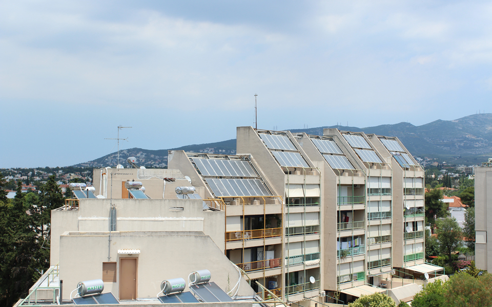 Ηλιακή ενέργεια: Σε στήριξη για εγκατάσταση πάνελ στις στέγες προσανατολίζεται η Κομισιόν