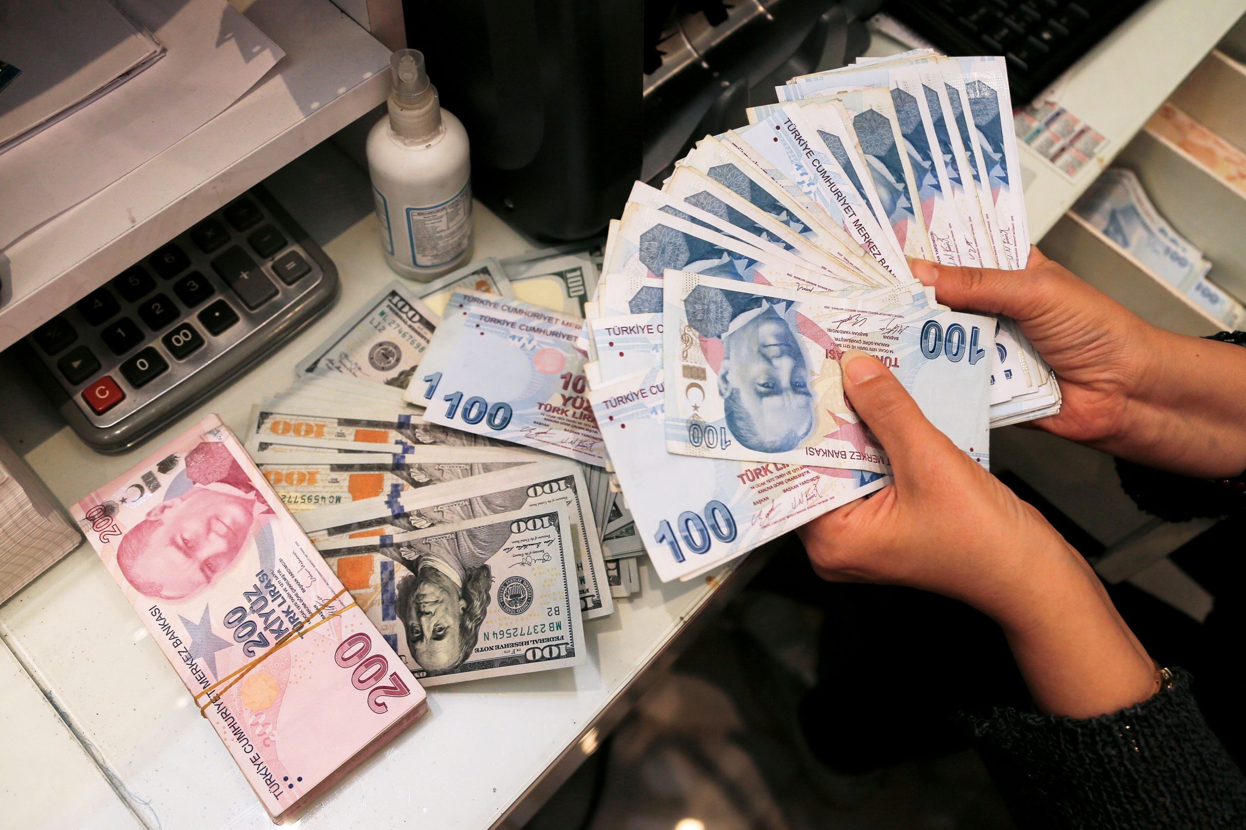 Τουρκία – Νέα ιστορική «βουτιά» για τη λίρα – Προς τρίτη νομισματική κρίση;