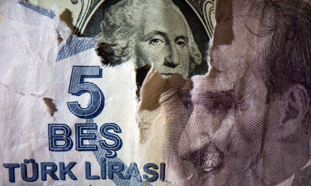 Τουρκία: Η κεντρική τράπεζα απαγορεύει την «εξαγωγή» δολαρίων